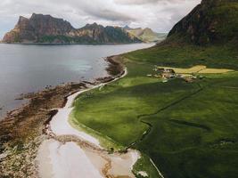 Strand von Uttakleiv auf den Lofoten in Norwegen foto