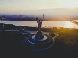 drohnenansichten des mutterlanddenkmals in kiew, ukraine foto