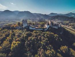 Drohnenansicht der Burg Celje in Slowenien foto