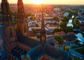 uppsala sonnenuntergang durch die kathedrale in uppsala, schweden foto