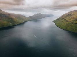 Blick auf Kunoy und Kalsoy von Klakkur auf den Färöern foto