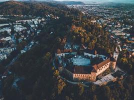 Drohnenblick auf die Burg von Ljubljana in Slowenien foto