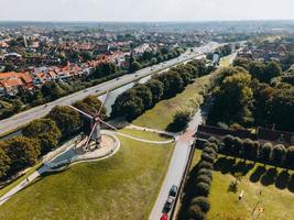 Drohnenansicht von Windmühlen in der Stadt Brügge, Belgien foto