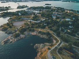 drohnenansichten rund um suomenlinna in helsinki, finnland foto