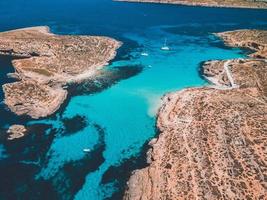 Blick von der blauen Lagune auf der Insel Comino in Malta foto