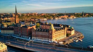 norstedts gebäude in stockholm, schweden zur goldenen stunde per drohne foto