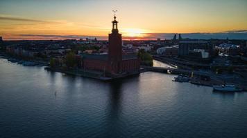 radhuset in stockholm, schweden per drohne bei sonnenuntergang foto