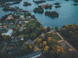 luftaufnahmen von trakai, litauen per drohne foto