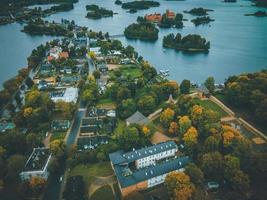 luftaufnahmen von trakai, litauen per drohne foto