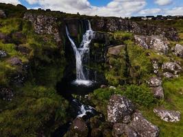 der svartafoss-wasserfall in torshavn, färöer-inseln foto