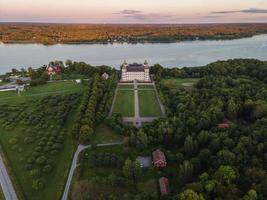 schloss skokloster bei sonnenuntergang per drohne in schweden foto