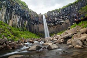 svartifoss-wasserfall im skaftafell-nationalpark in island foto