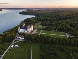 schloss skokloster bei sonnenuntergang per drohne in schweden foto