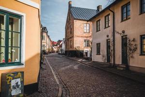 Blick auf die Kopfsteinpflasterstraßen in Lund, Schweden foto