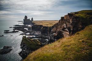 londrangar auf der halbinsel snaefellsness in island foto