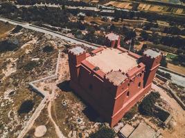 der rote turm im land von malta foto