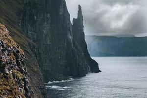 Trollkonufingur Sea Stack in Vagar, Färöer-Inseln foto