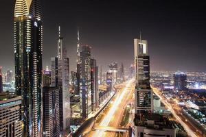 Blick auf die Sheikh Zayed Road in Dubai foto