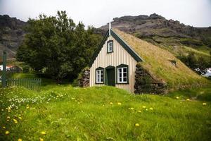 Hofskirkja-Kirche an der Südküste Islands foto