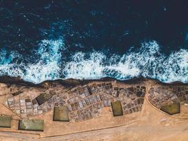 drohnenansichten von salzpfannen in gozo, malta foto