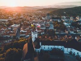 Drohnenblick auf die Burg von Ljubljana in Slowenien foto