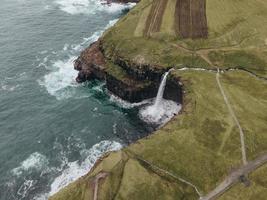 Mulafossur-Wasserfall in der Nähe von Gasadalur auf den Färöern foto