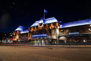 der hauptbahnhof in göteborg, schweden bei nacht foto