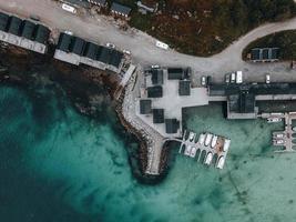 Häuser bei Offeroykammen auf den Lofoten in Norwegen foto