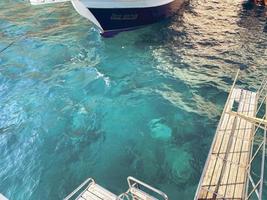 Brücke in der Mitte des Meeres. Holzboden mit Metallhandläufen auf einem Schiff zum Tauchen von Touristen ins Wasser. Abstieg ins Wasser foto