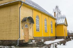 gelbe orthodoxe holzkirche foto