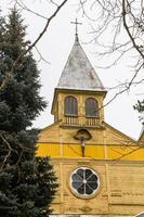 gelbe orthodoxe holzkirche foto