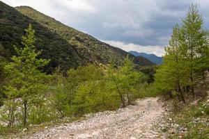 frühlingslandschaften aus den bergen griechenlands foto