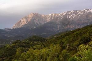 frühlingslandschaften aus den bergen griechenlands foto