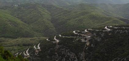 frühlingslandschaften aus den bergen griechenlands foto