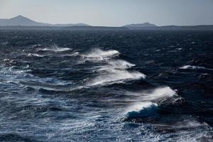 wellen und spritzer im mittelmeer foto