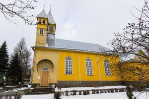 gelbe orthodoxe holzkirche foto