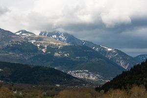 frühlingslandschaften aus den bergen griechenlands foto