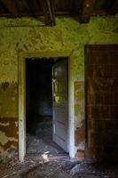 Innenraum eines verlassenen Hauses foto
