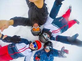 gruppe von freunden mit ski im winterurlaub - skifahrer, die spaß im schnee haben foto