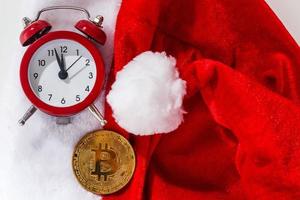 Bitcoin und neues Jahr. kryptowährung bitcoin auf weihnachtshintergrund. Probleme und Unternehmenswachstum. warme Tönung des neuen Jahres. foto