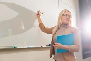 Porträt eines glücklichen Lehrers im Klassenzimmer foto