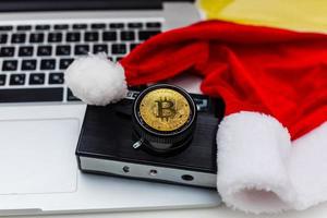 Bitcoin und neues Jahr. kryptowährung bitcoin auf weihnachtshintergrund. Probleme und Unternehmenswachstum. warme Tönung des neuen Jahres. foto