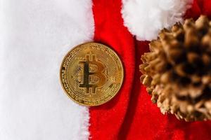 Bitcoin und neues Jahr. kryptowährung bitcoin auf weihnachtshintergrund. Probleme und Unternehmenswachstum. warme Tönung des neuen Jahres. foto