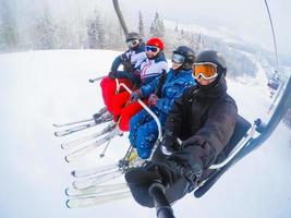 vier freunde skifahren, freunde skifahren in den bergen foto