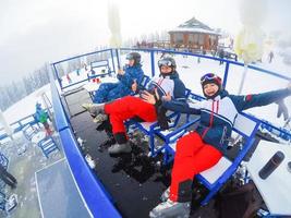 Gruppe von Paaren mittleren Alters im Skiurlaub in den Bergen foto