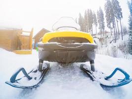 Wintermotorrad. Schneemobil. Winterquads. Winter-ATVs im Winter vor der Kulisse des Berges. foto