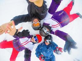 Gruppe von Paaren mittleren Alters im Skiurlaub in den Bergen foto