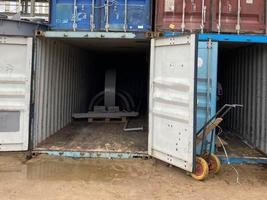 Mehrfarbige industrielle Seecontainer aus Eisen für den internationalen Warentransport gemäß den Logistikregeln der Incoterms 2010 dap und ddp foto