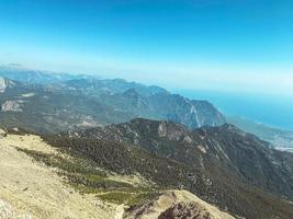 Berge in einem heißen, tropischen Land vor blauem Himmel. Auf den Bergen wachsen grüne Pflanzen. Nahe dem Meer foto