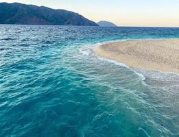 Küste. Die sandige Insel in der Mitte wird von Wasser umspült. die Schönheit des Meeres, Urlaub in heißen Ländern, die Schönheit und Ruhe der Meeresbrise foto